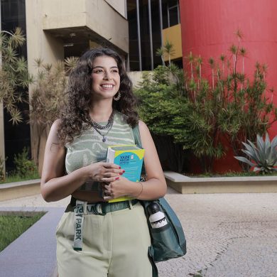 Aluna na puc com cadernos na frente da área 2